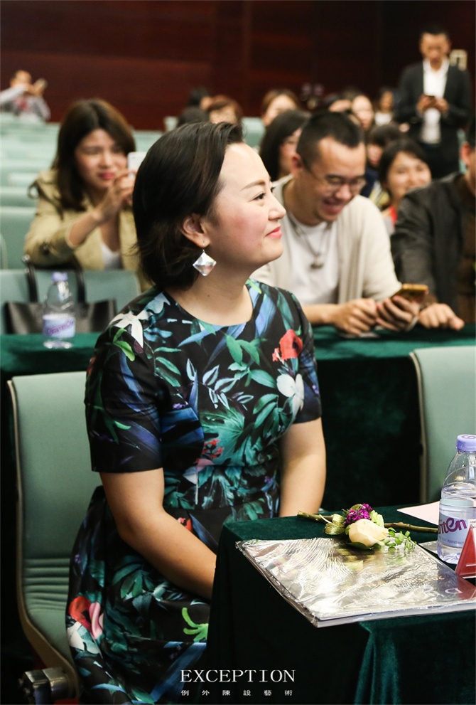 “十雅”魅力綻放，你們注意到女神手上的藍(lán)色錦魚了嗎？-別墅設(shè)計,軟裝設(shè)計,室內(nèi)設(shè)計,豪宅設(shè)計,深圳例外軟裝設(shè)計公司